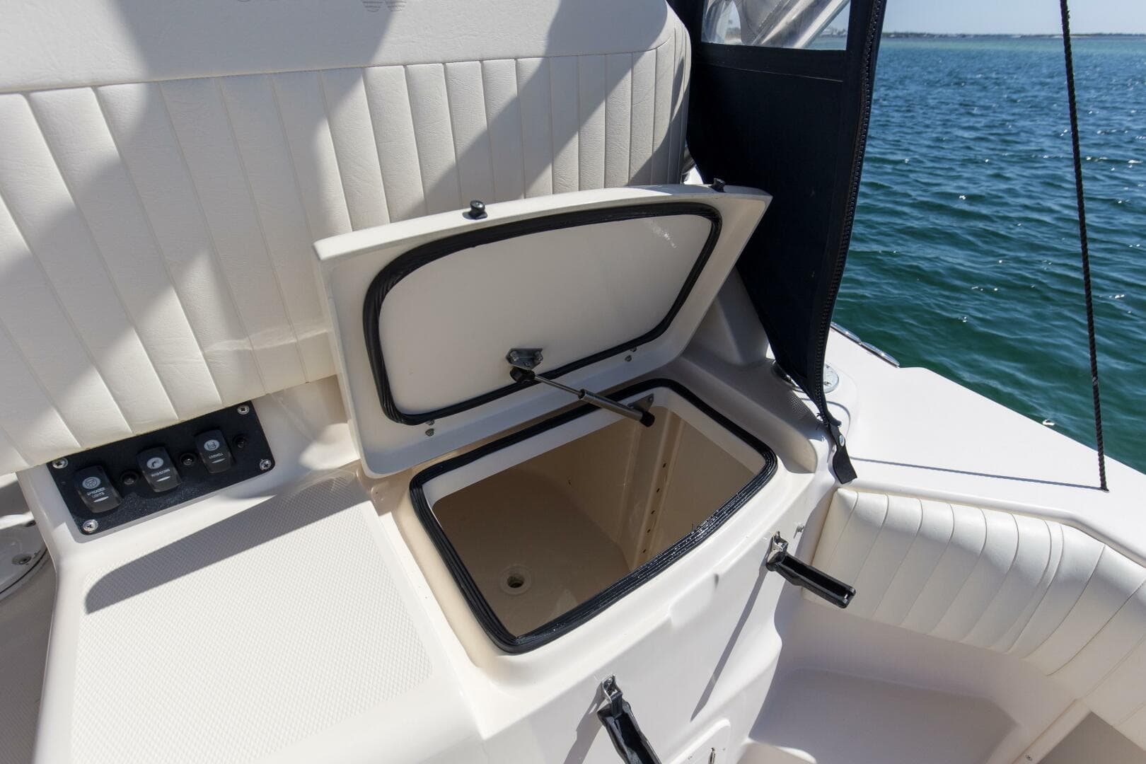 2009 33 Grady White 330 No Name Cockpit (2)