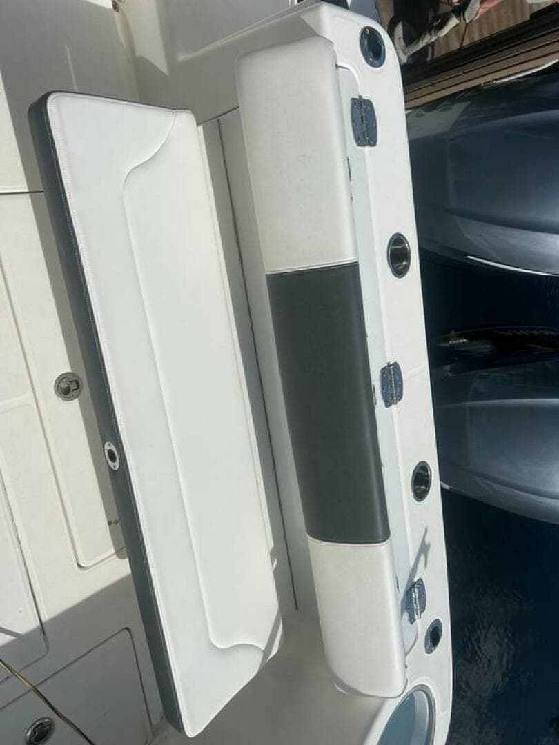 2018 Robalo R302 Center Console