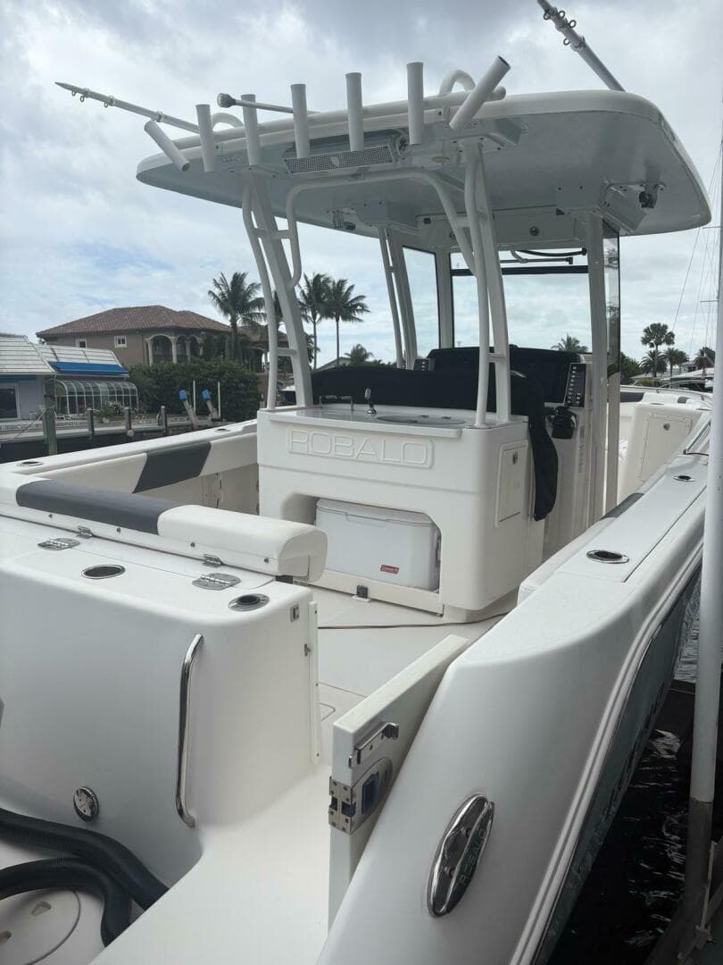 2018 Robalo R302 Center Console