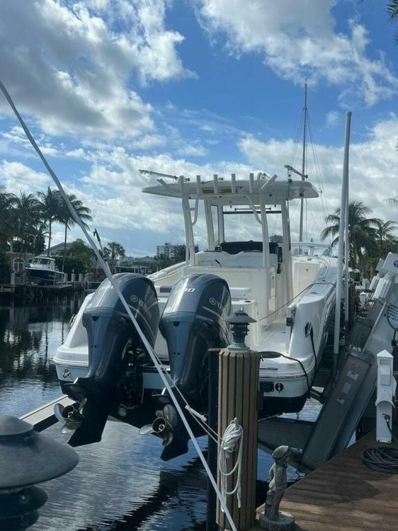 2018 Robalo R302 Center Console