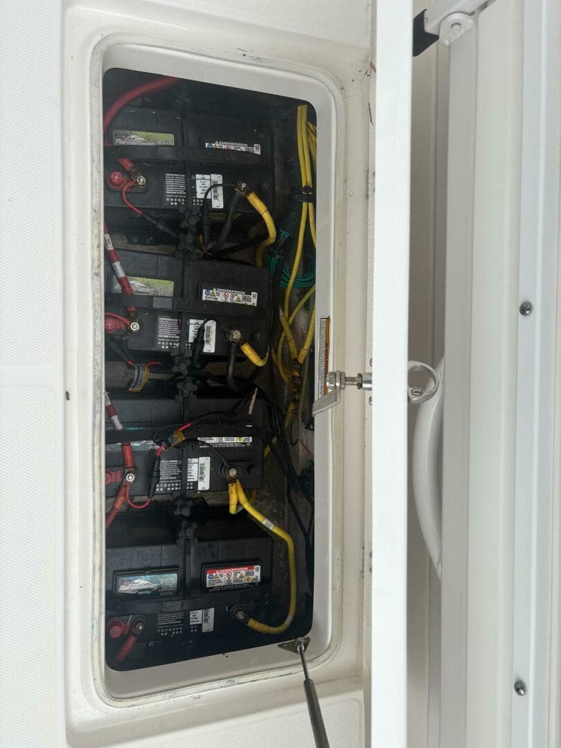 2018 Robalo R302 Center Console