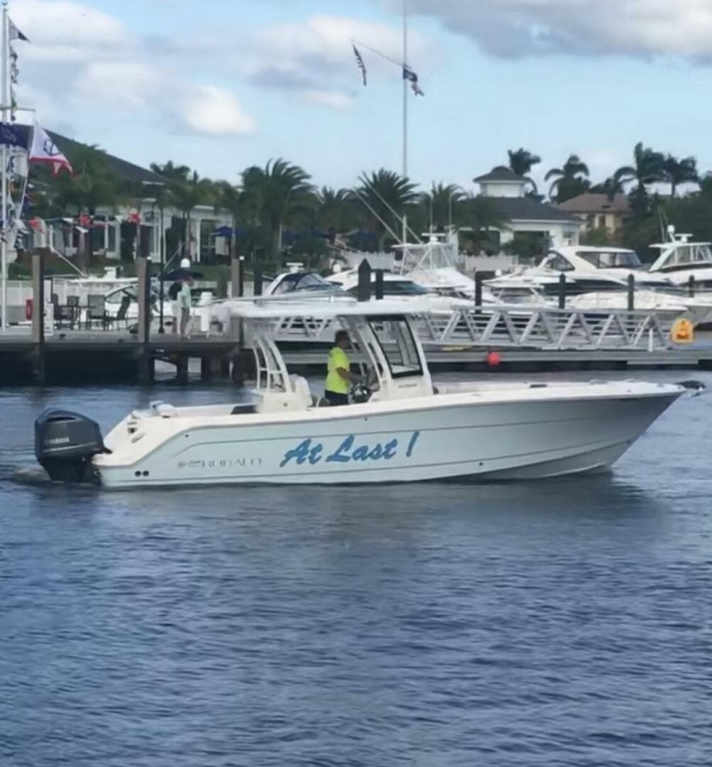 2018 Robalo R302 Center Console