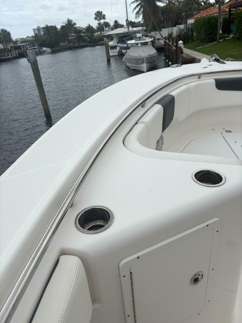 2018 Robalo R302 Center Console