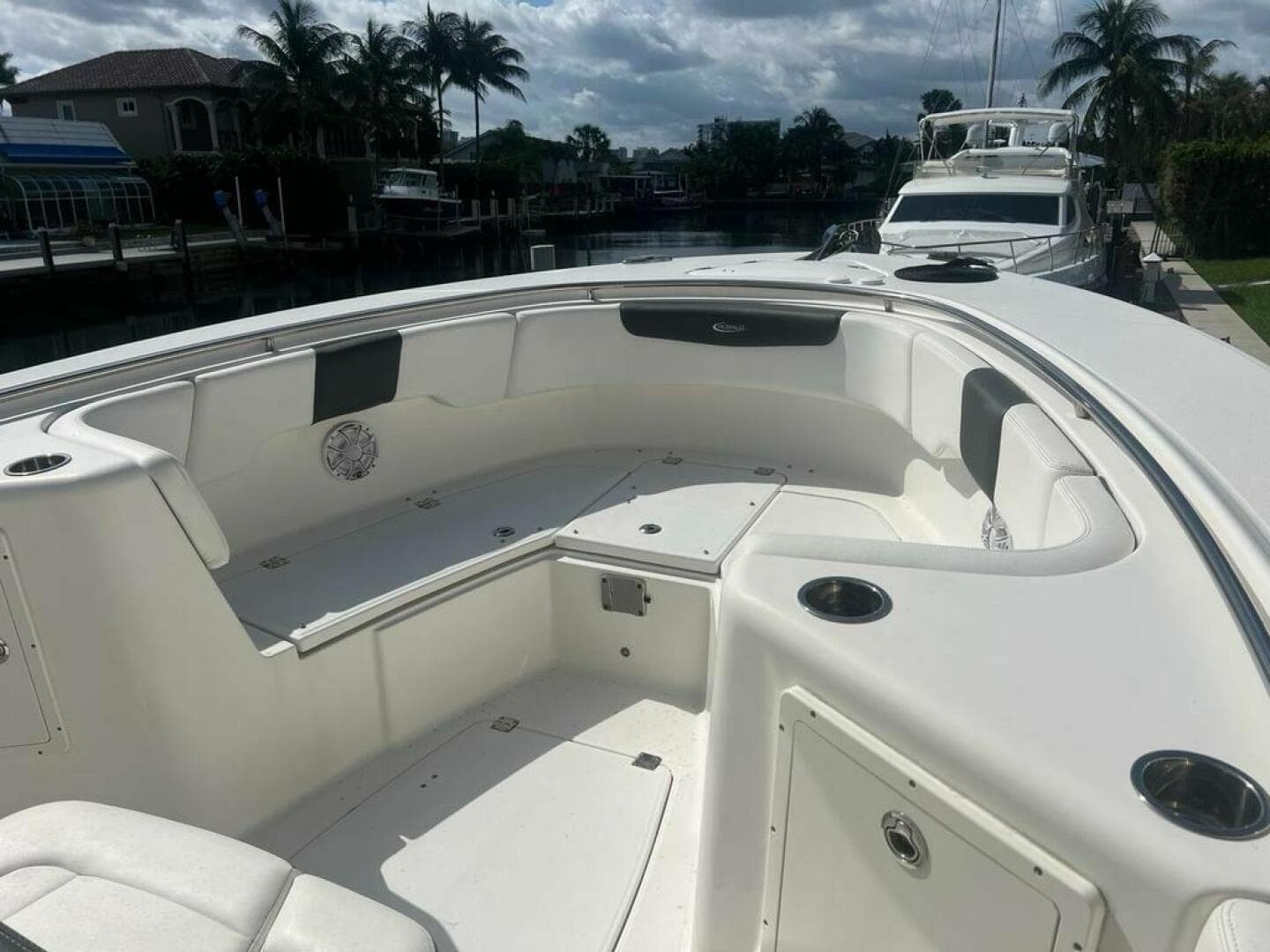 2018 Robalo R302 Center Console