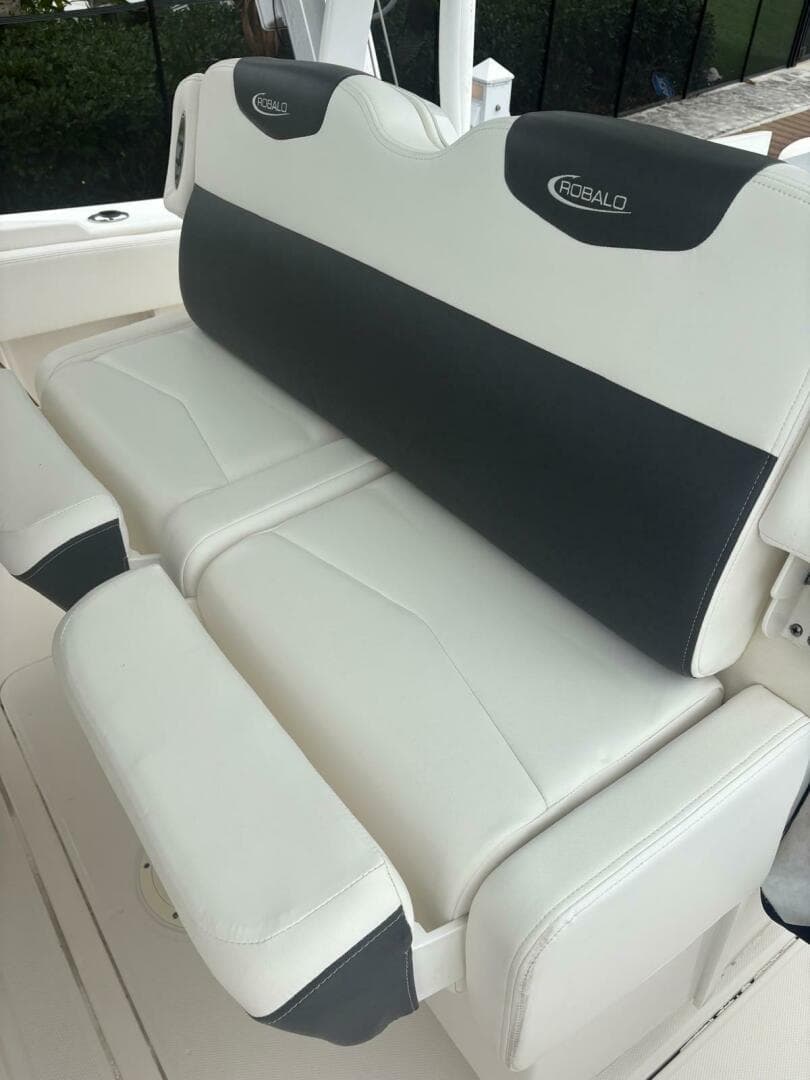 2018 Robalo R302 Center Console