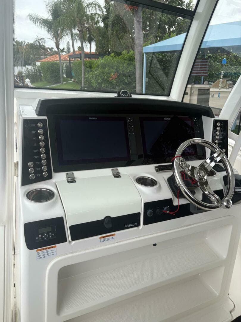 2018 Robalo R302 Center Console
