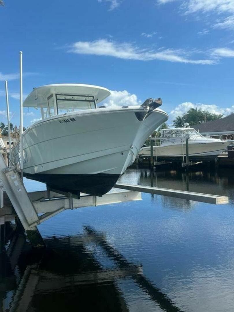 2018 Robalo R302 Center Console
