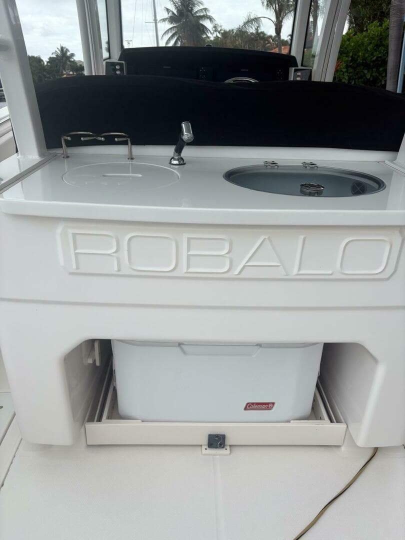 2018 Robalo R302 Center Console