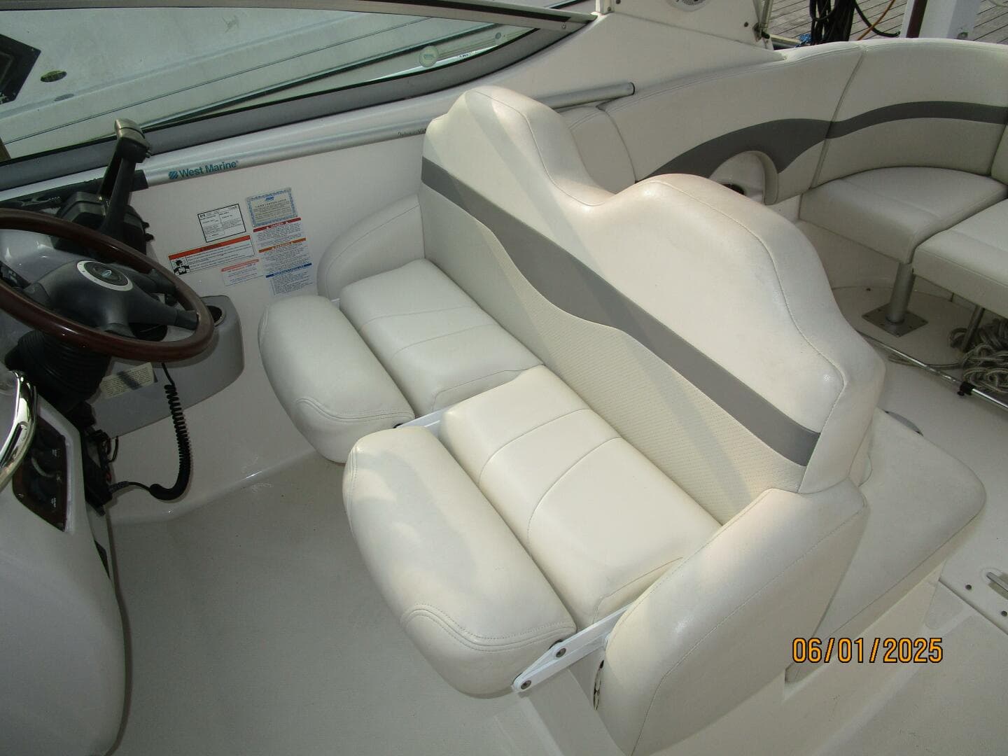 29' Chaparral helmseat1