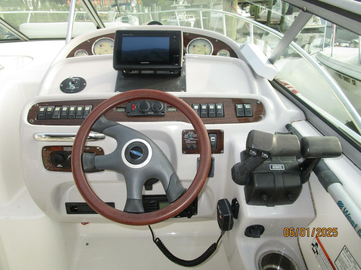 29' Chaparral helm2
