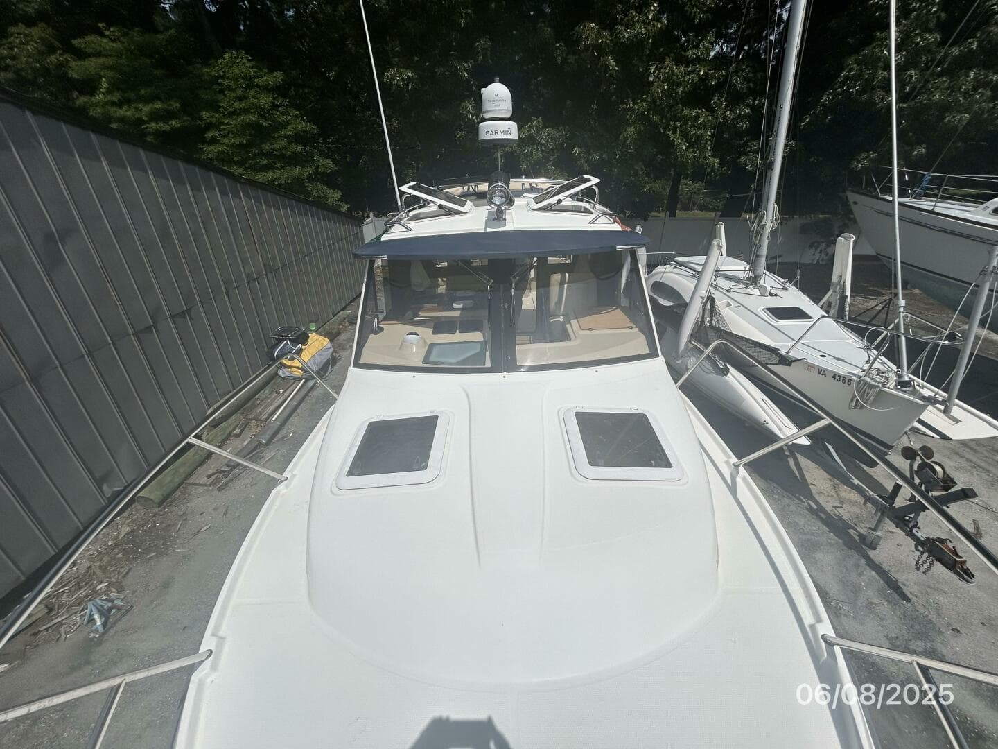 28' Cutwater foredeck aft
