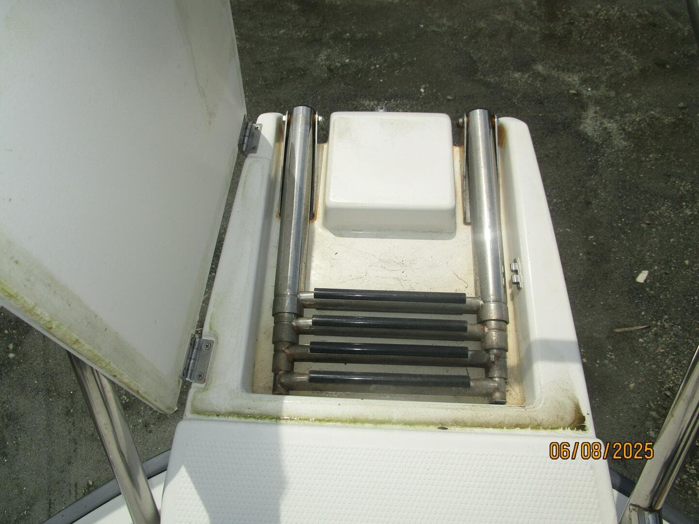 28' Cutwater bow boarding ladder