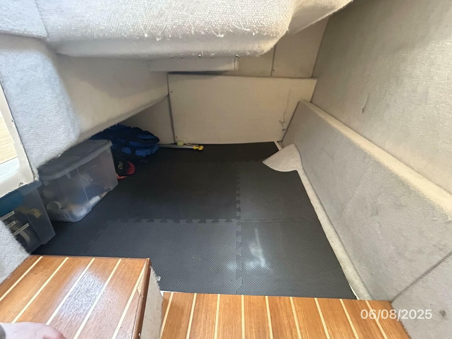 28' Cutwater guest stateroom
