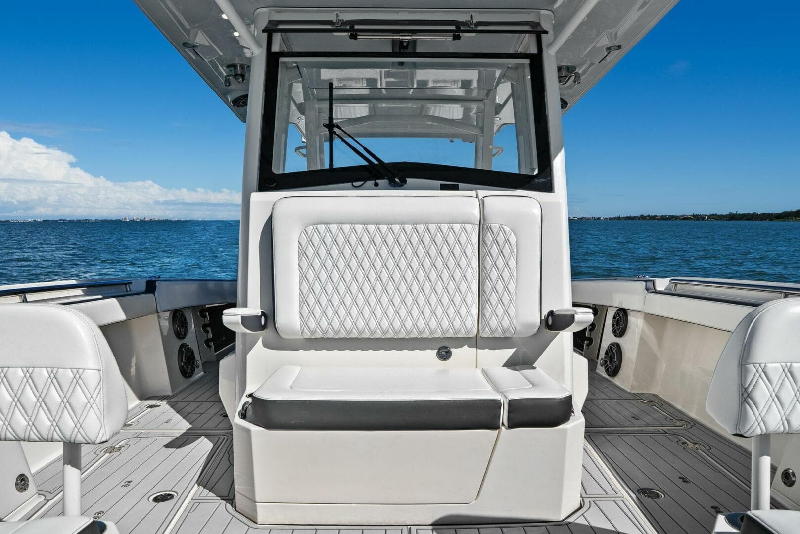 2022 World Cat 400 CC-X - Bow Seating