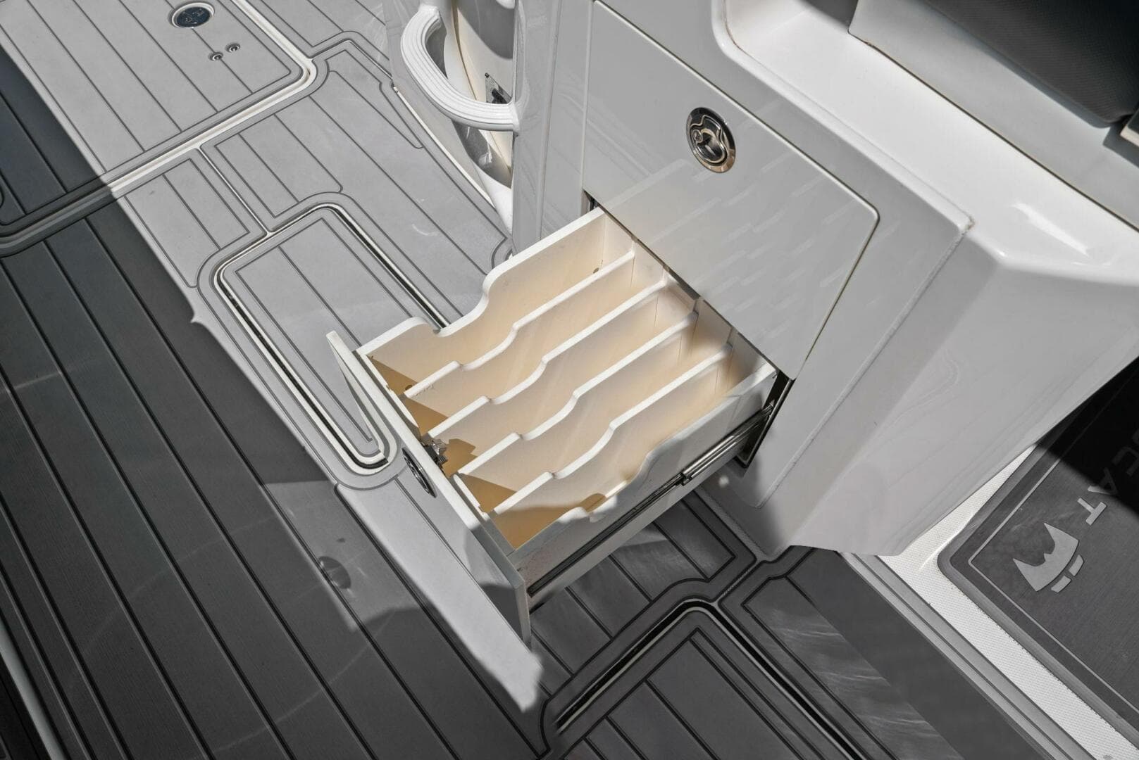 2022 World Cat 400 CC-X - Starboard Side Storage