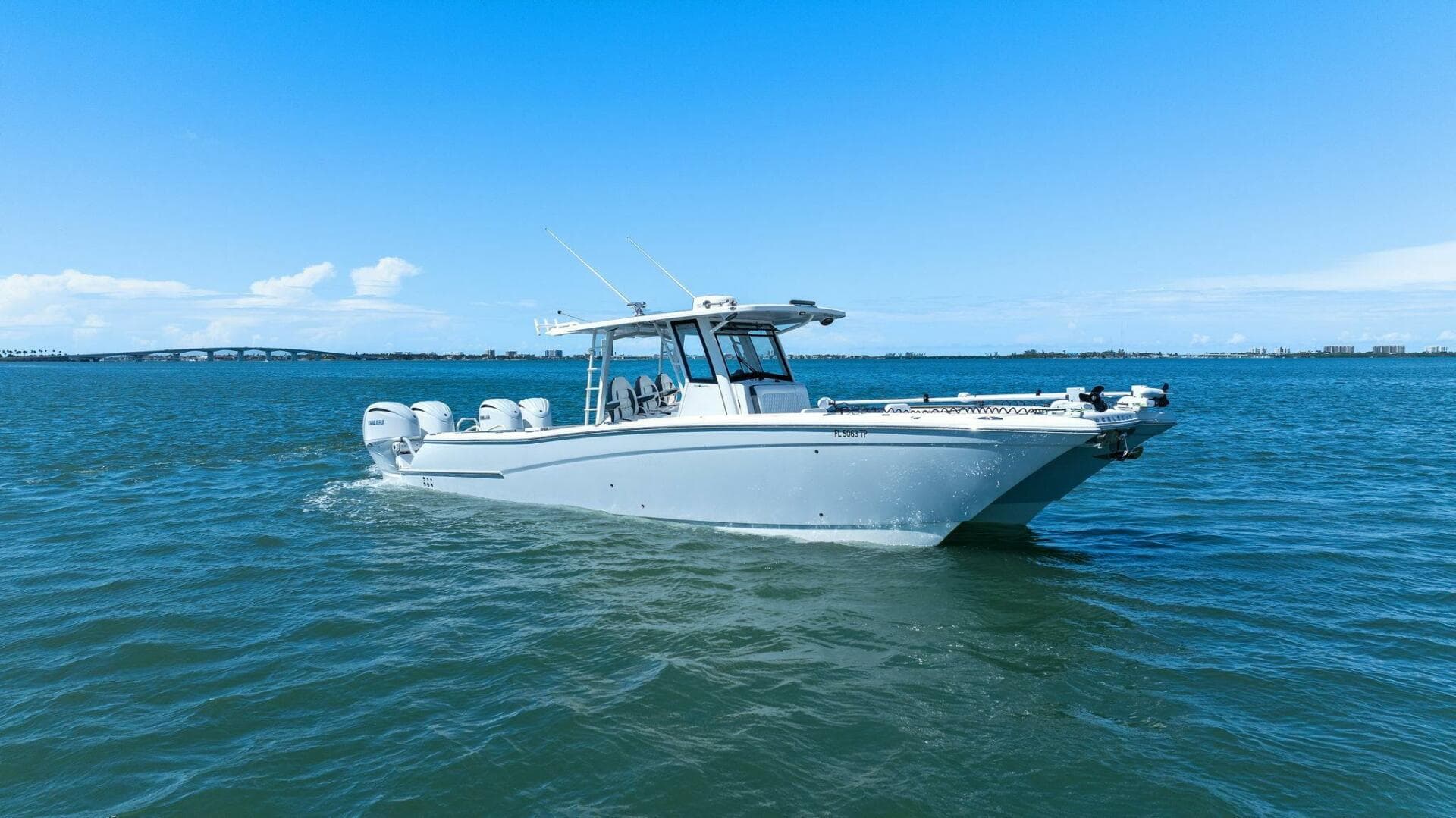 2022 World Cat 400 CC-X - Profile Starboard 3/4 Bow