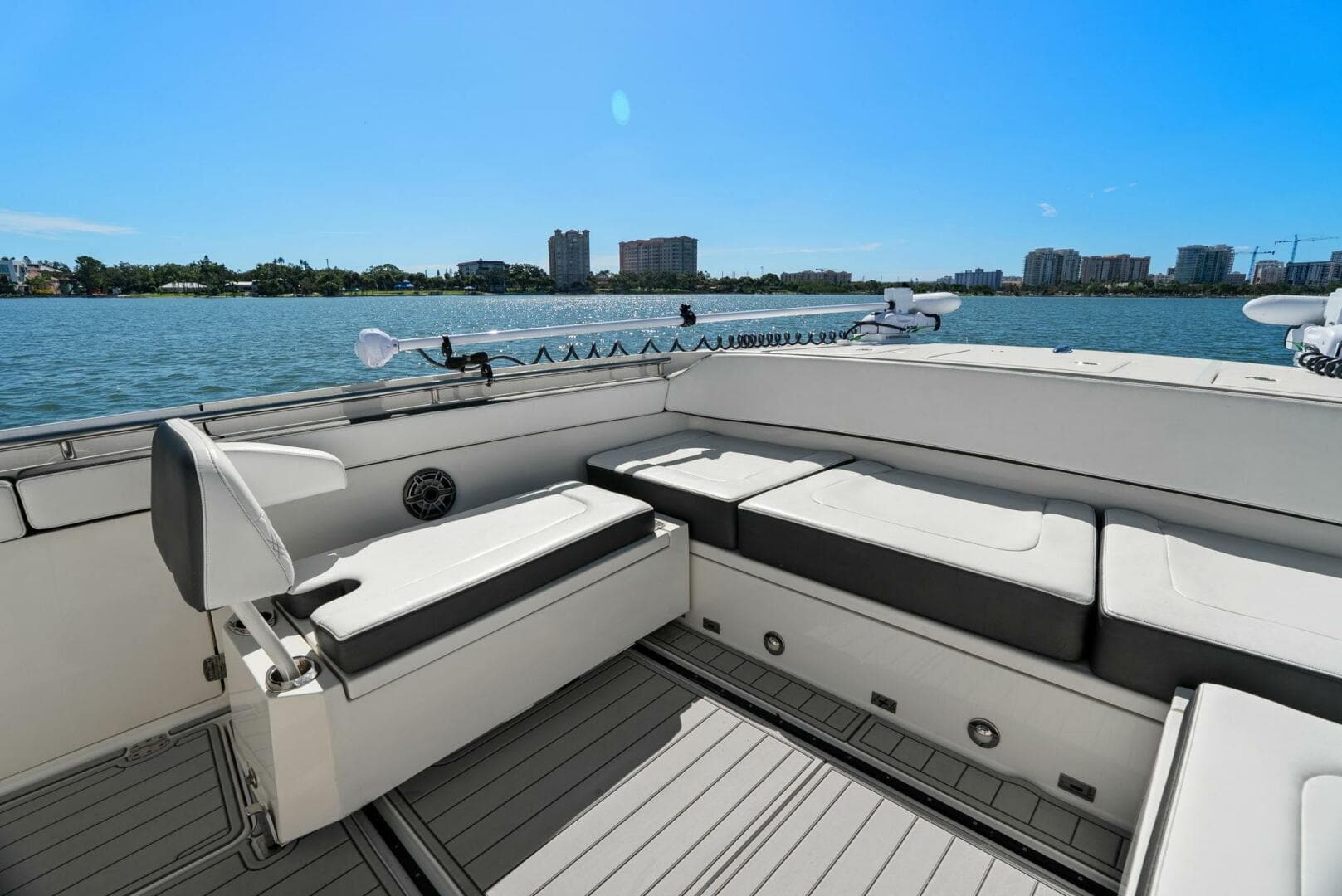 2022 World Cat 400 CC-X - Bow Seating