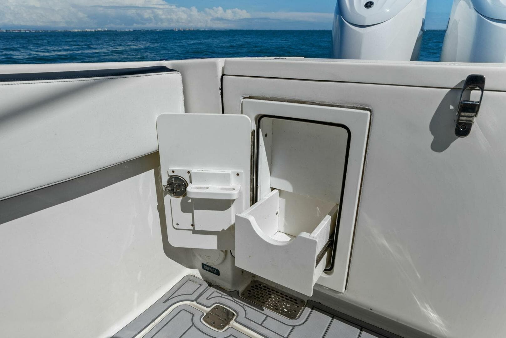 2022 World Cat 400 CC-X - Transom Storage