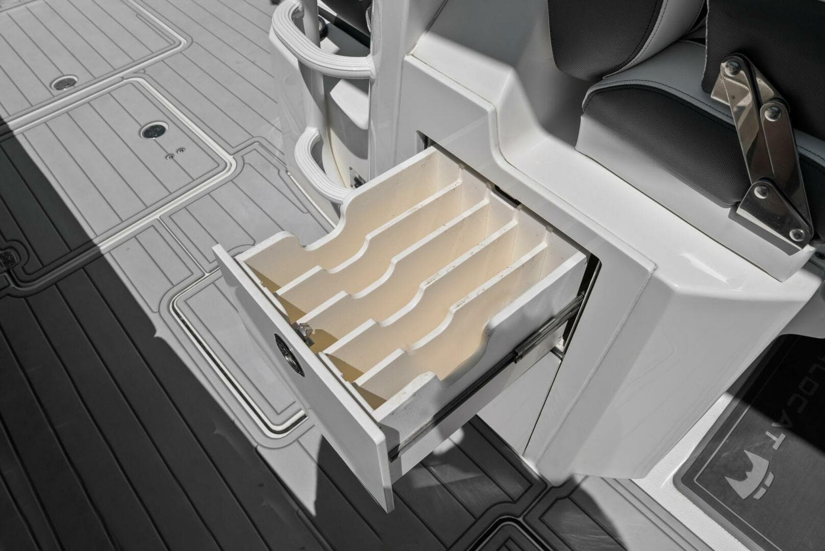 2022 World Cat 400 CC-X - Starboard Side Storage