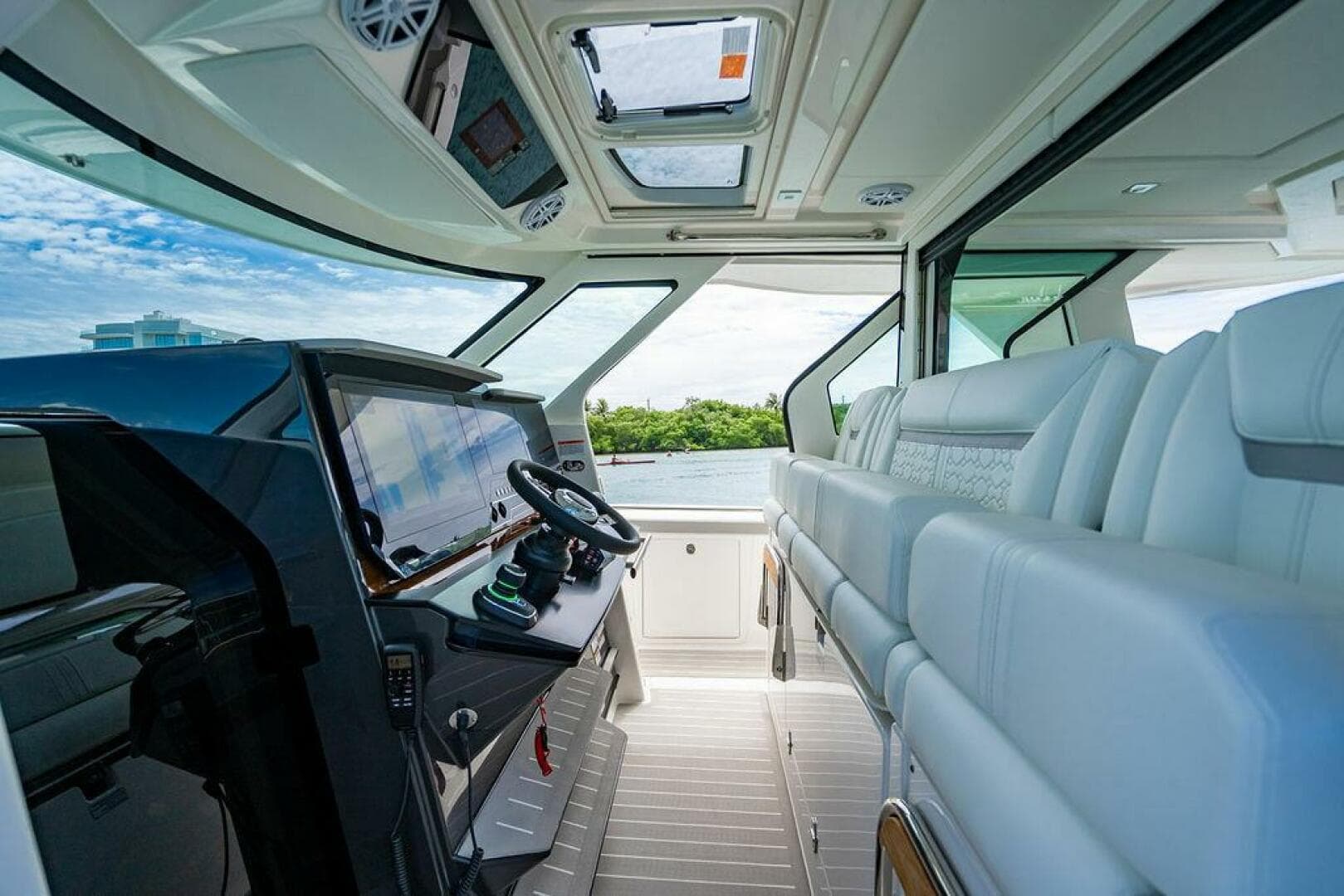 2025 Tiara Yachts 48 LS