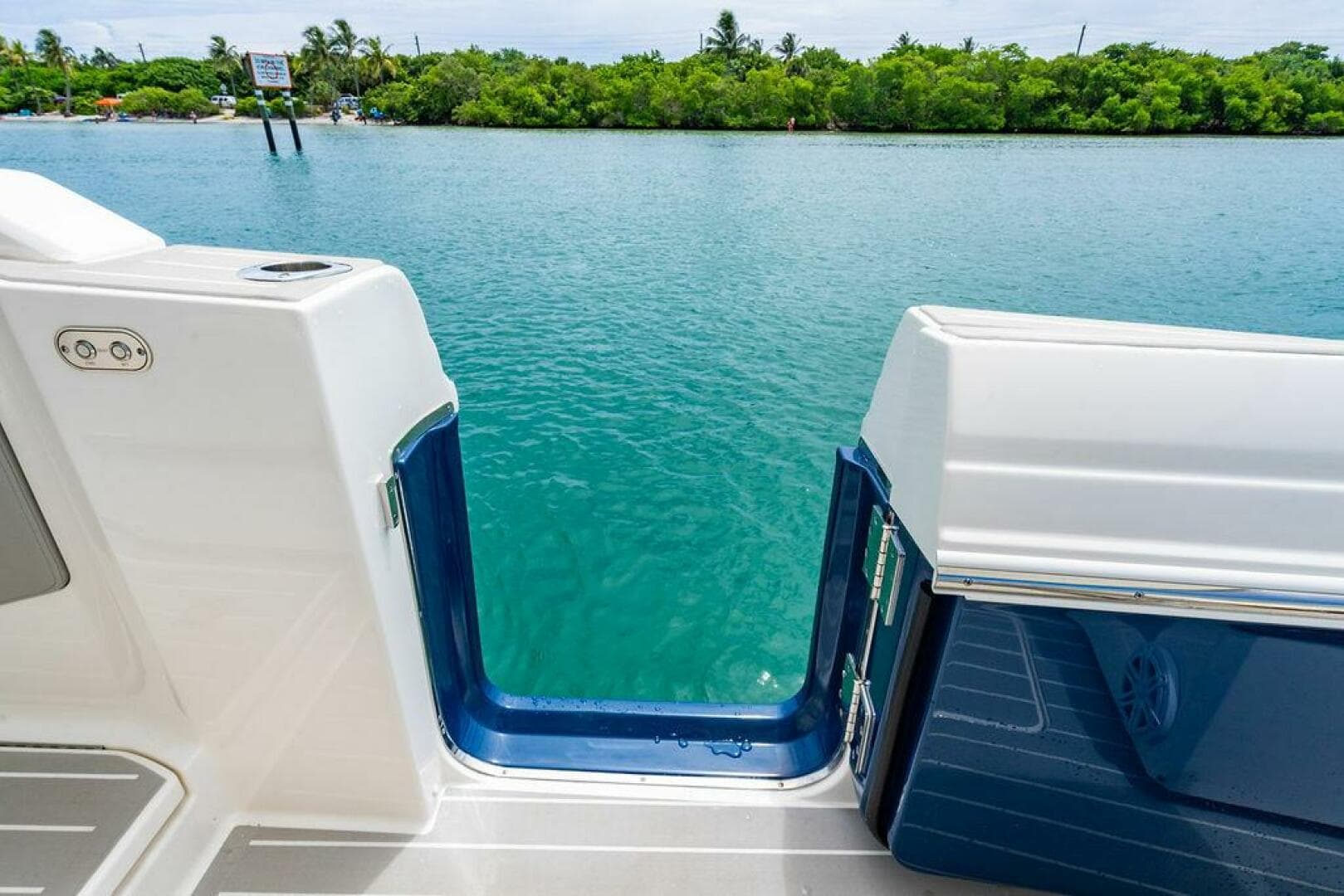 2025 Tiara Yachts 48 LS