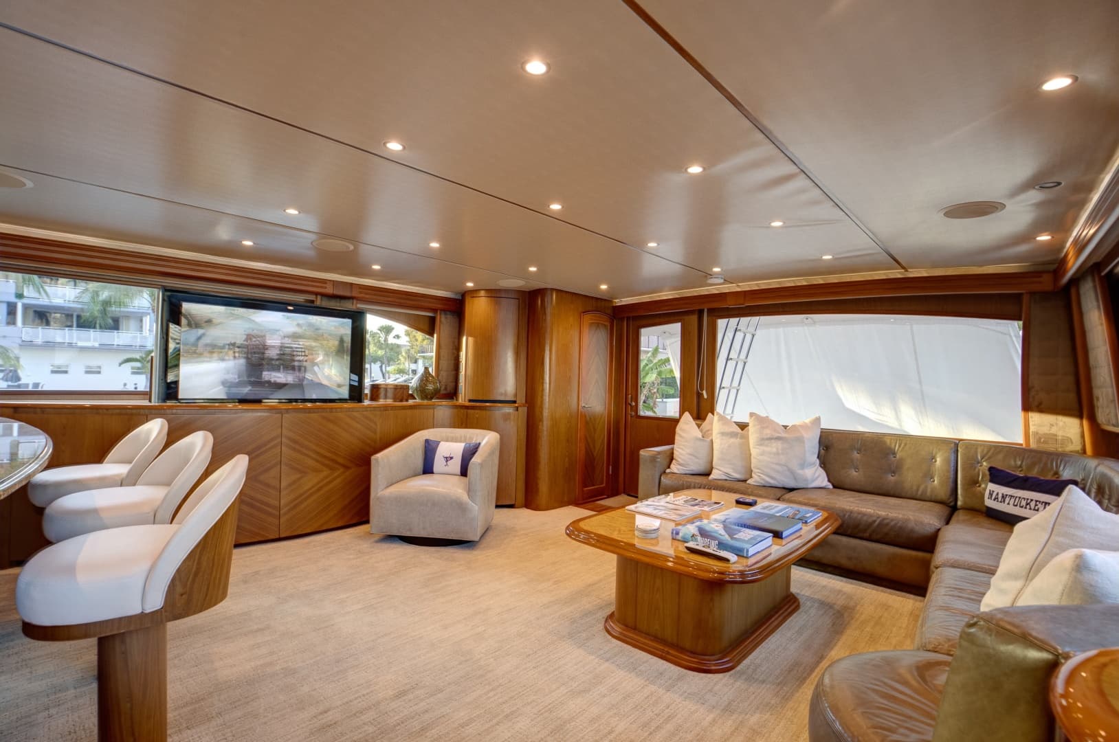Viking 82 - Done Deal - Salon
