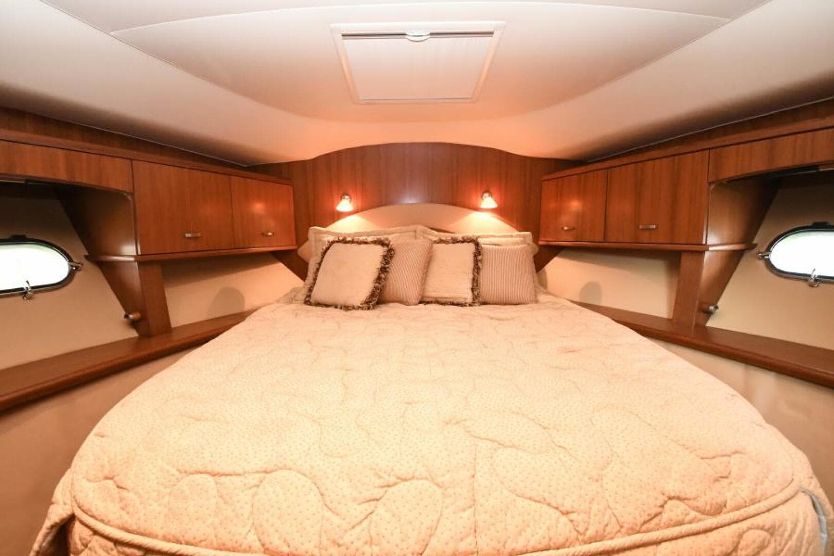 2008 58 Tiara Yachts Sovran - Dreamscape - VIP Stateroom