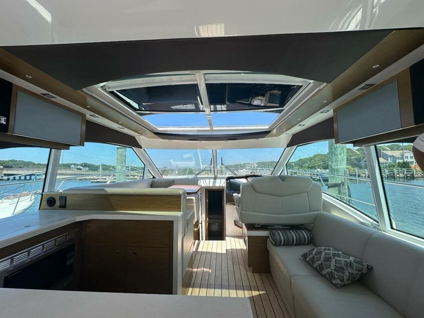 2015 Cruisers Yachts Cantius