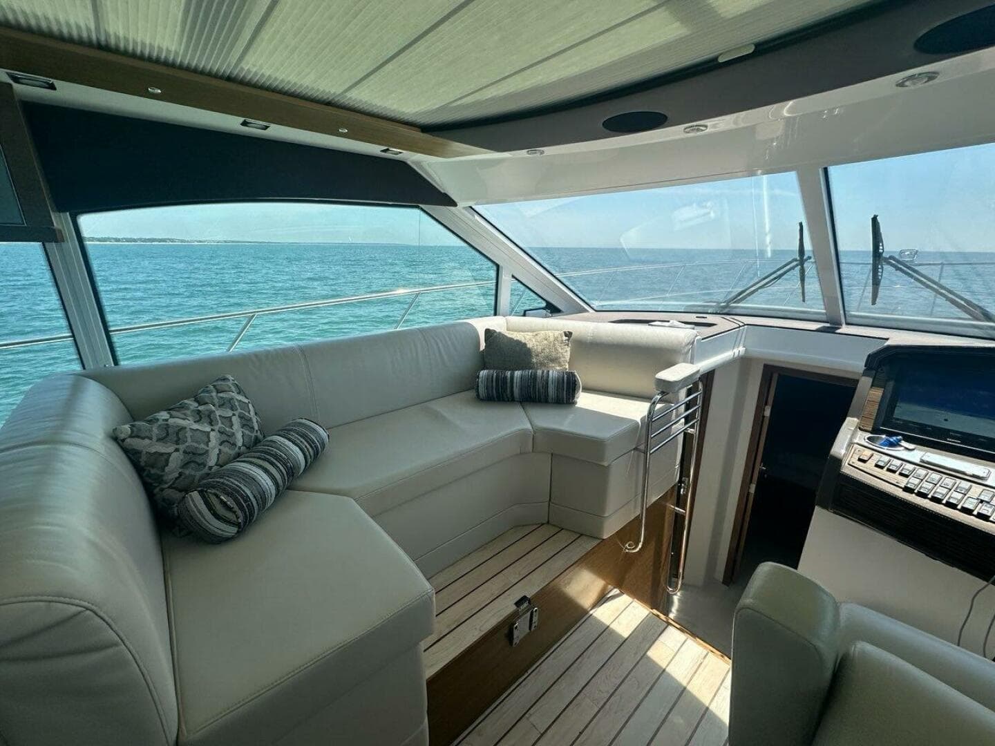 2015 Cruisers Yachts Cantius