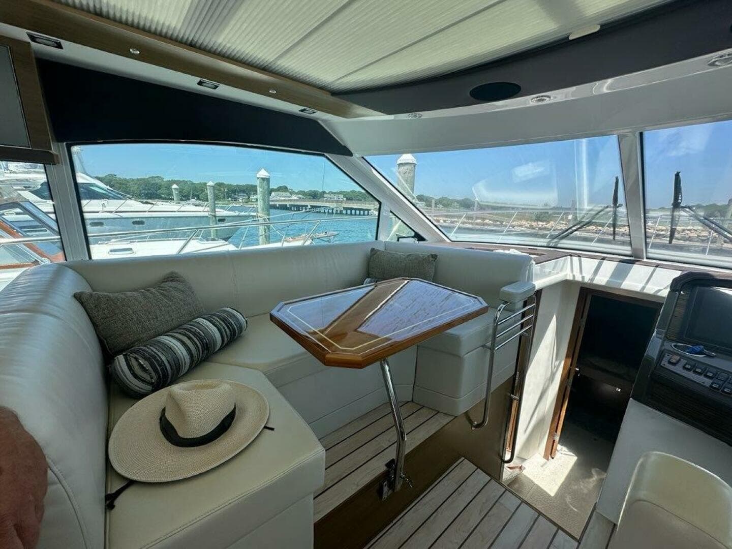 2015 Cruisers Yachts Cantius