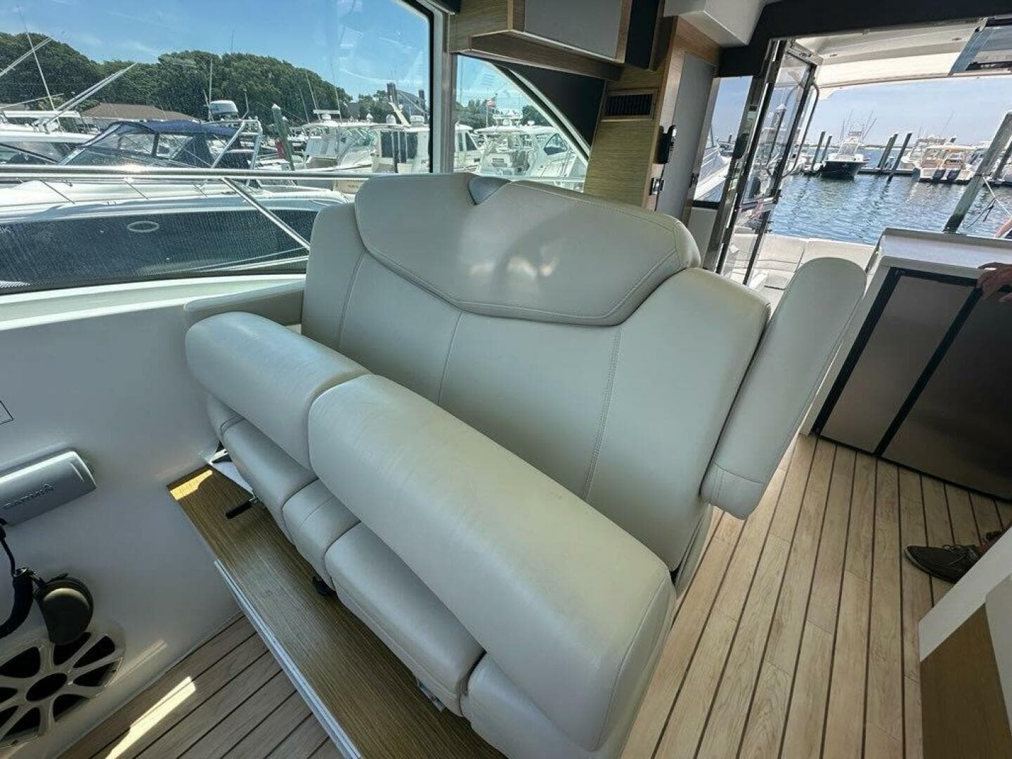 2015 Cruisers Yachts Cantius