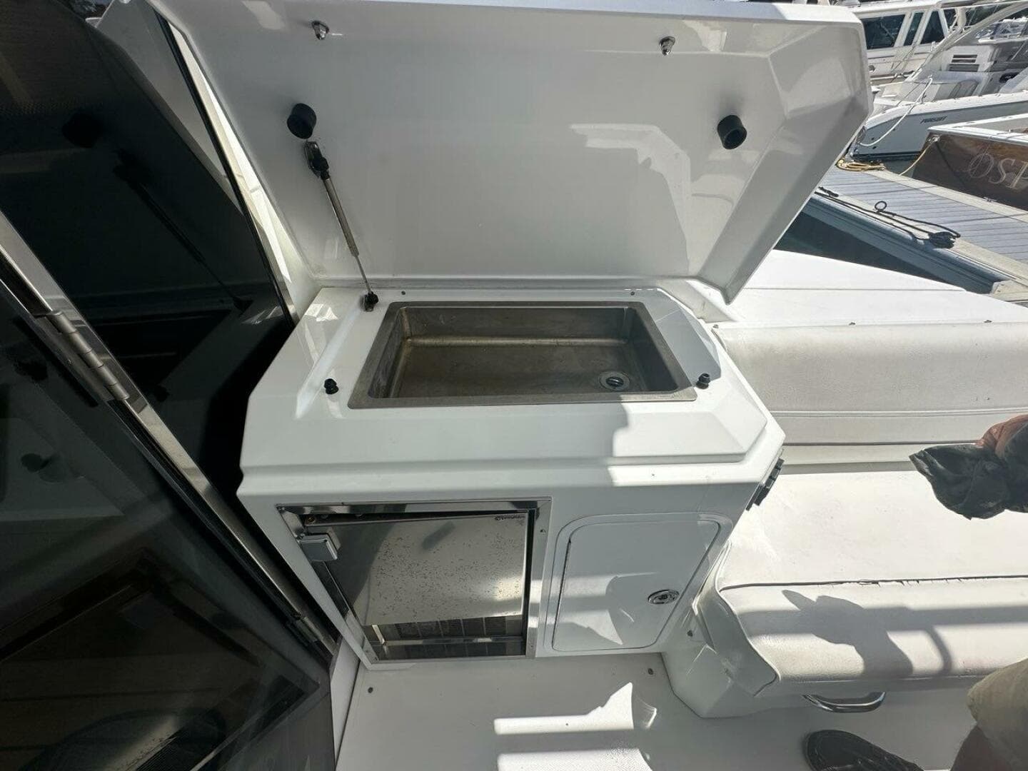 2015 Cruisers Yachts Cantius