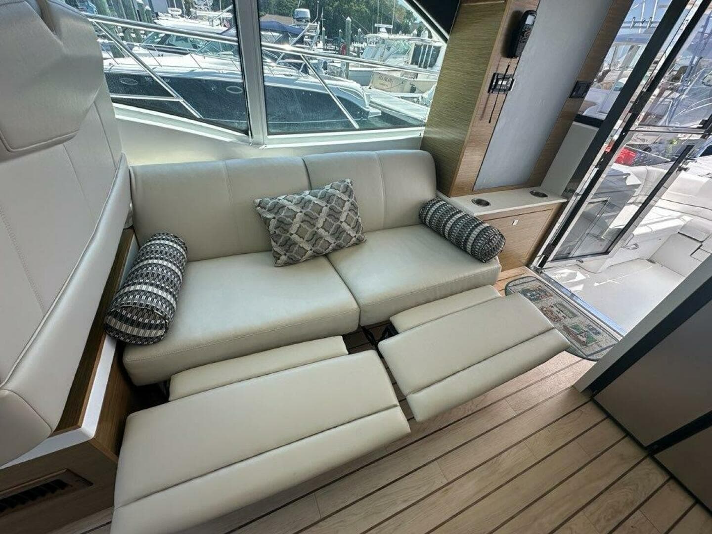 2015 Cruisers Yachts Cantius