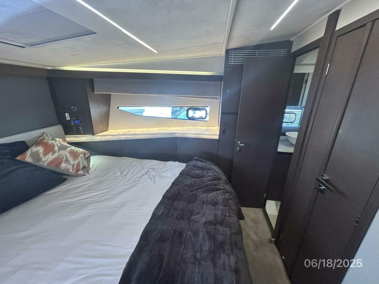 42' Prestige guest stateroom starboard
