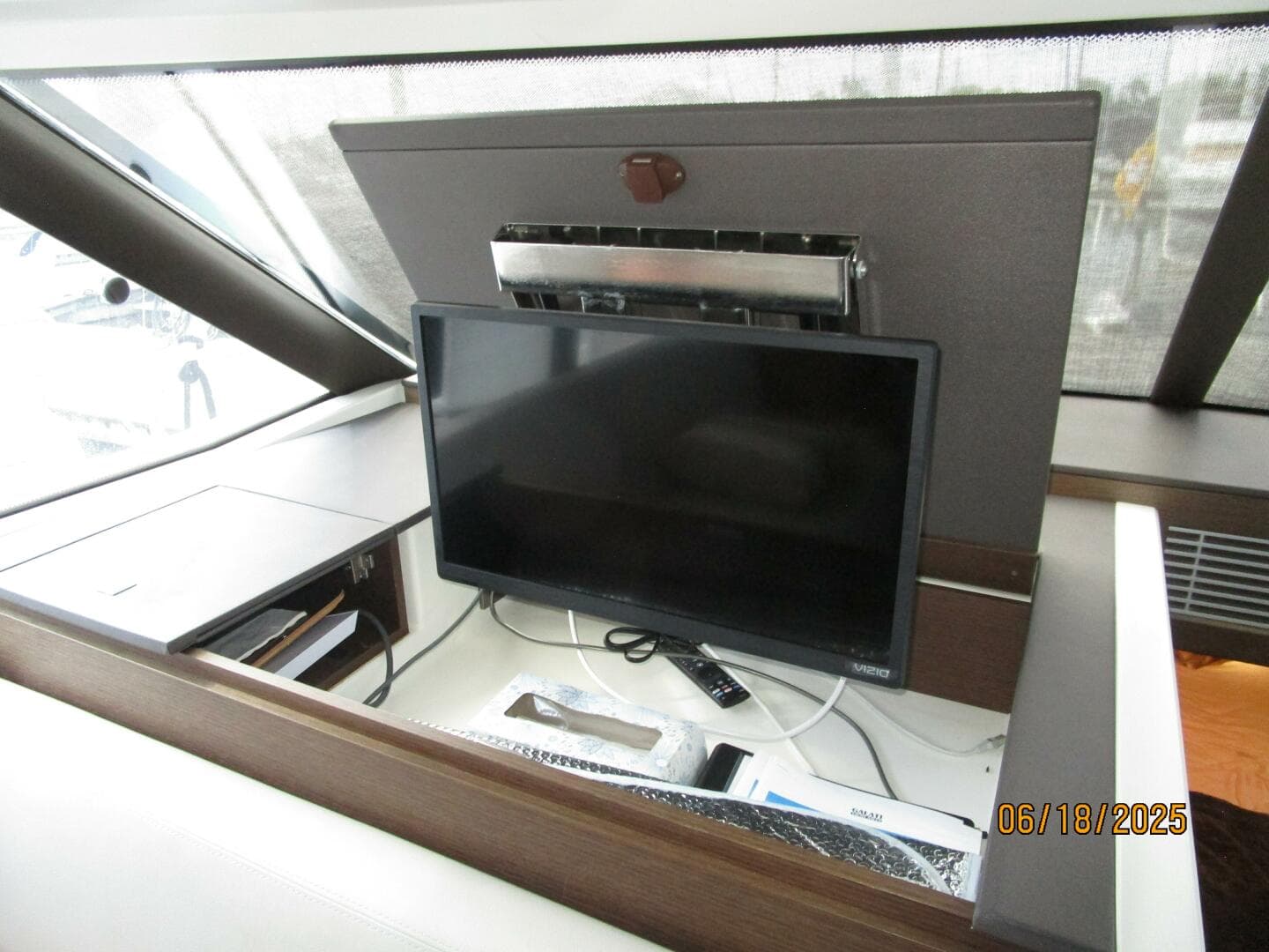 42' Prestige salon TV