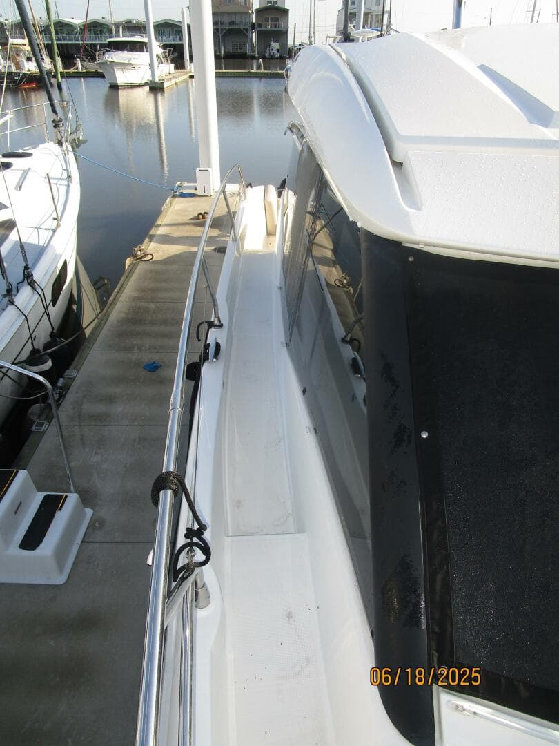 42' Prestige starboard side deck2