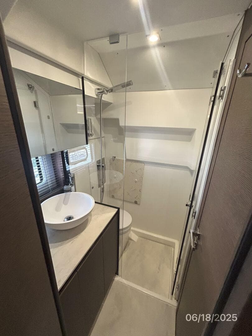 42' Prestige guest stateroom head-shower