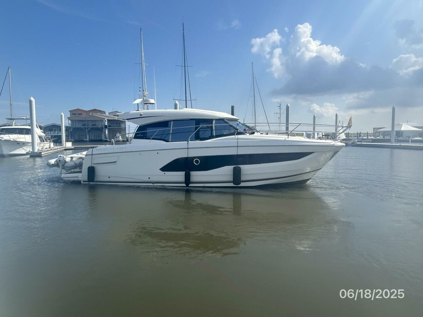 42' Prestige starboard profile