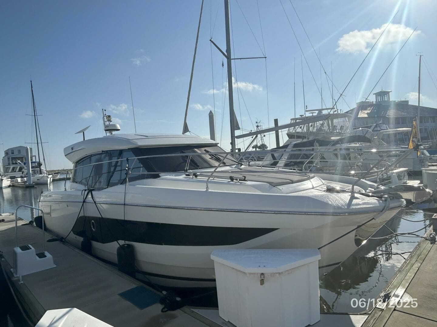 42' Prestige starboard forward profile4