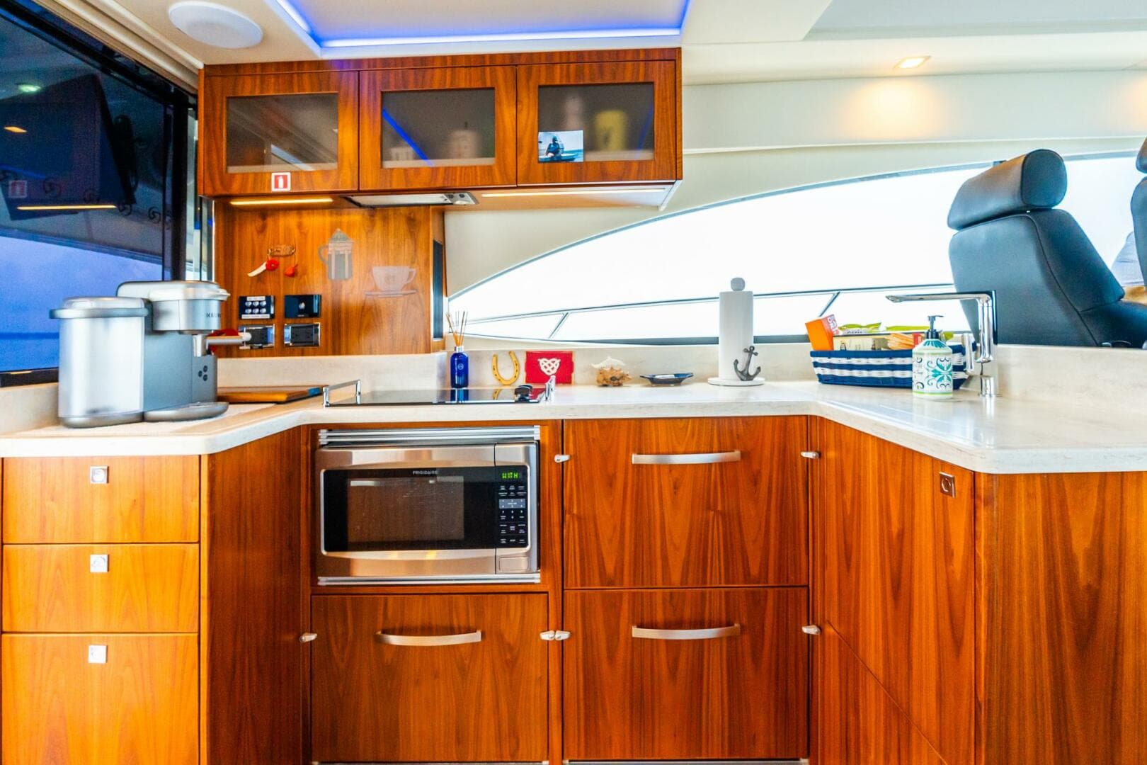 2019 Riviera 4800 Sport Yacht