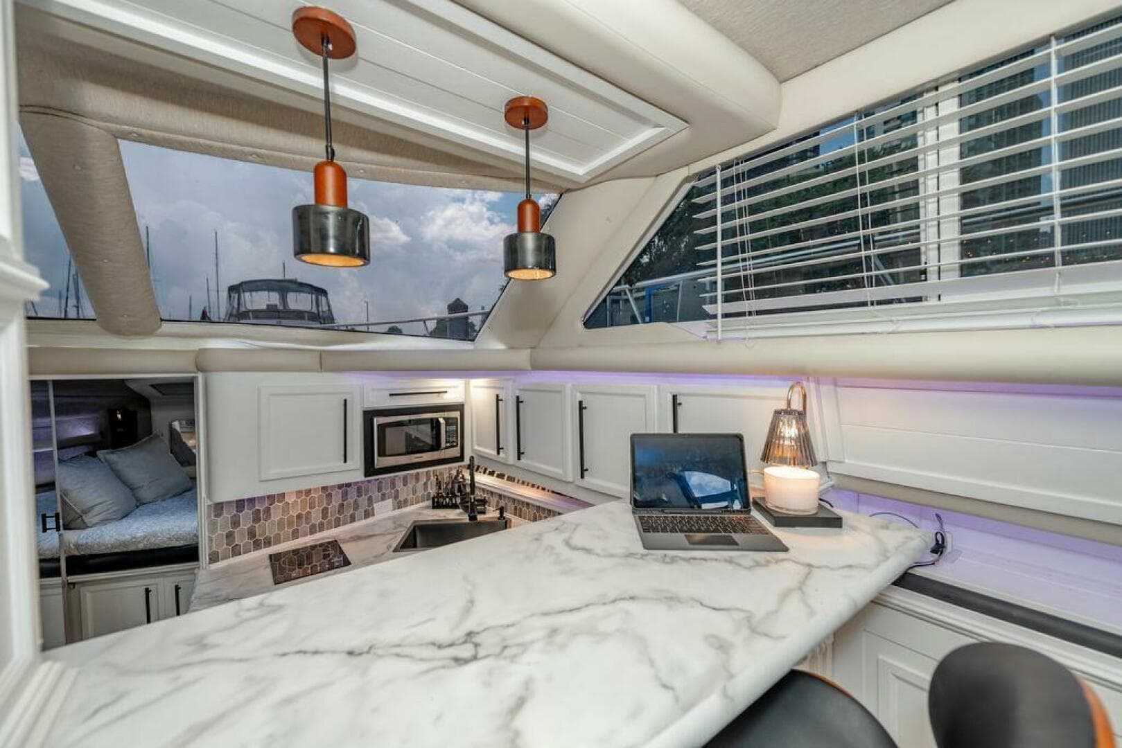 1991 Cruisers Yachts 3850 Aft Cabin