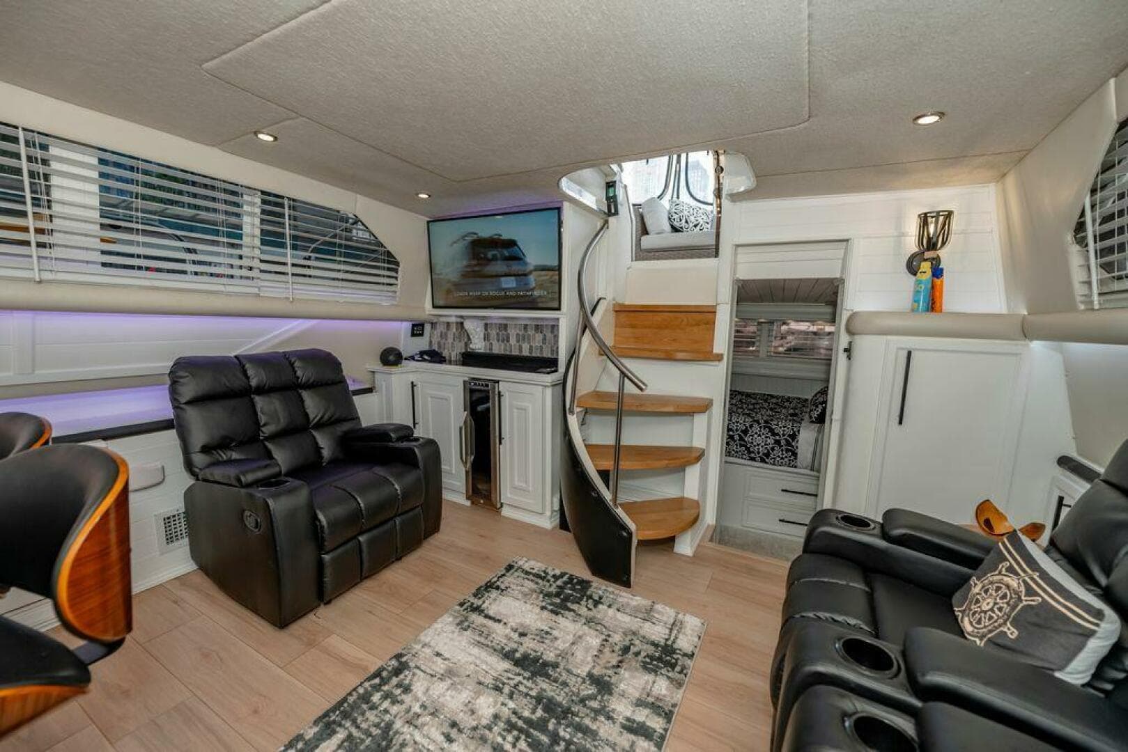 1991 Cruisers Yachts 3850 Aft Cabin