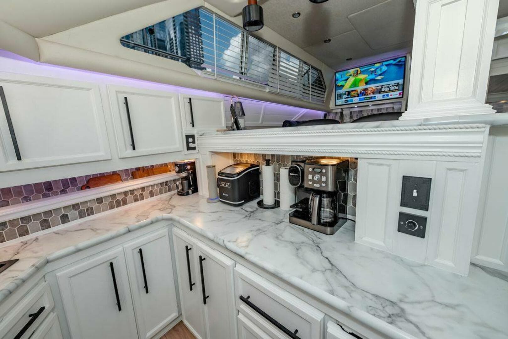 1991 Cruisers Yachts 3850 Aft Cabin