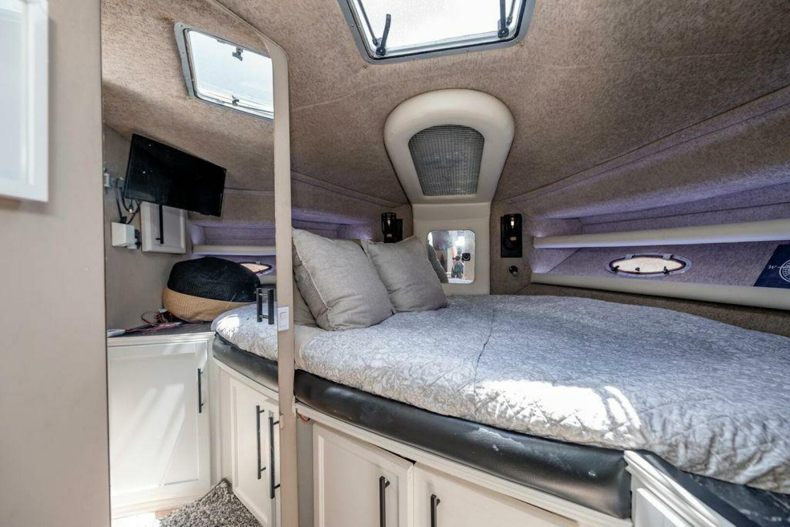 1991 Cruisers Yachts 3850 Aft Cabin