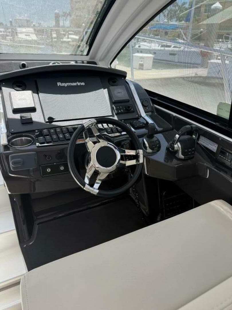 2016 Monterey 360 Sport Coupe Helm