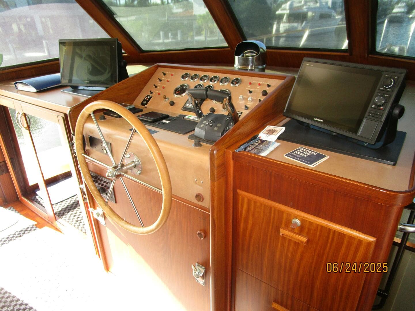 63' Hatteras pilothouse helm1