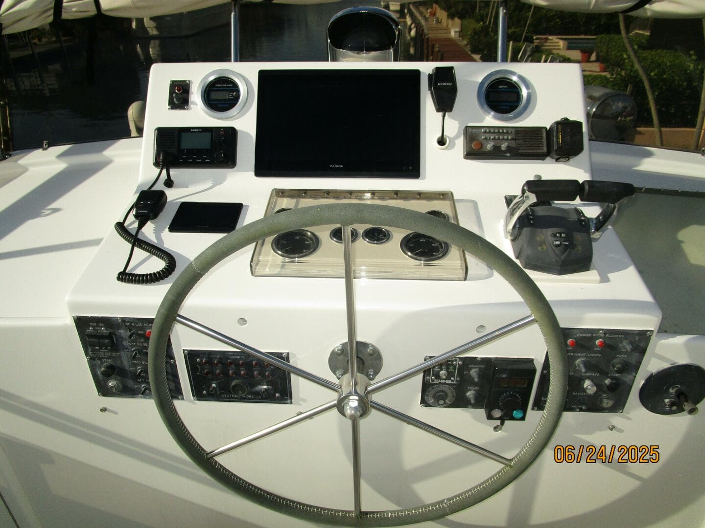 63' Hatteras flybridge helm3