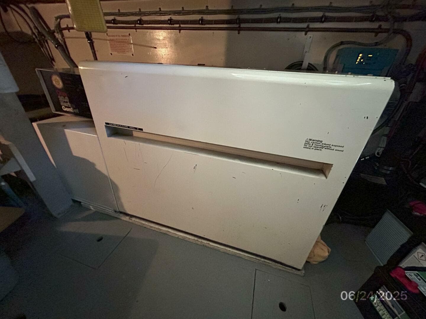 63' Hatteras generator2 soundbox