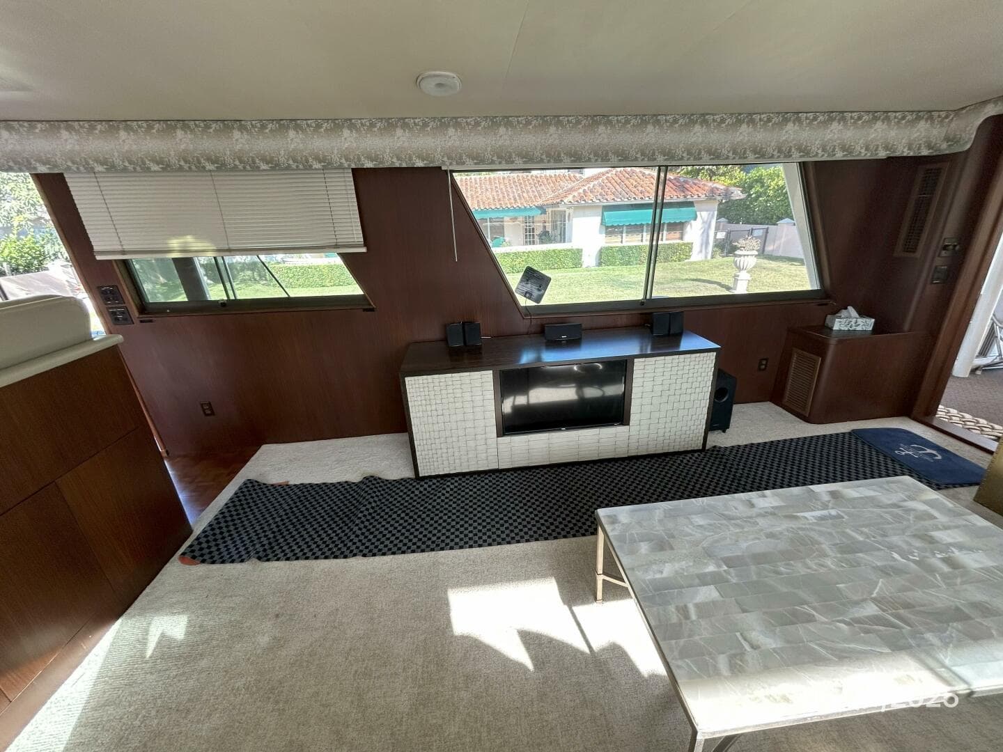 63' Hatteras salon starboard