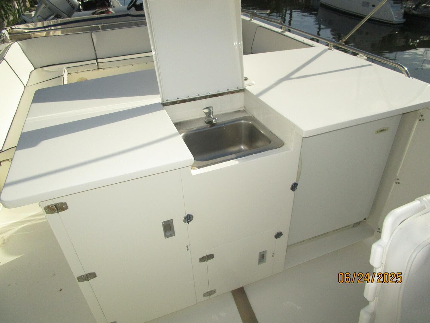 63' Hatteras flybridge wetbar